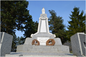 La stele del Monumento ai caduti di Bondo